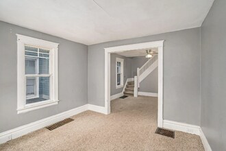 823 Oakland Dr in Kalamazoo, MI - Building Photo - Building Photo