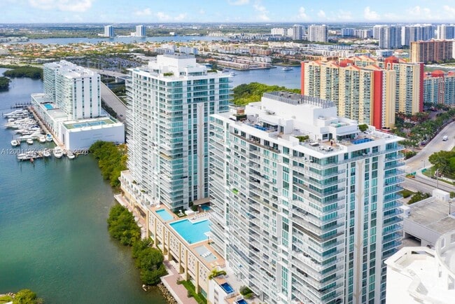 300 Sunny Isles Blvd in Sunny Isles Beach, FL - Building Photo - Building Photo