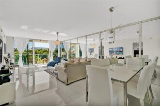 100 Bayview Dr in Sunny Isles Beach, FL - Foto de edificio - Building Photo