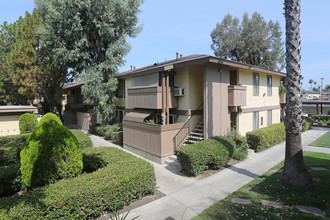 Park Plaza Apartments in Stanton, CA - Building Photo - Building Photo