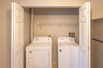 Sky Harbor Apartments in Burlington, KY - Foto de edificio - Interior Photo