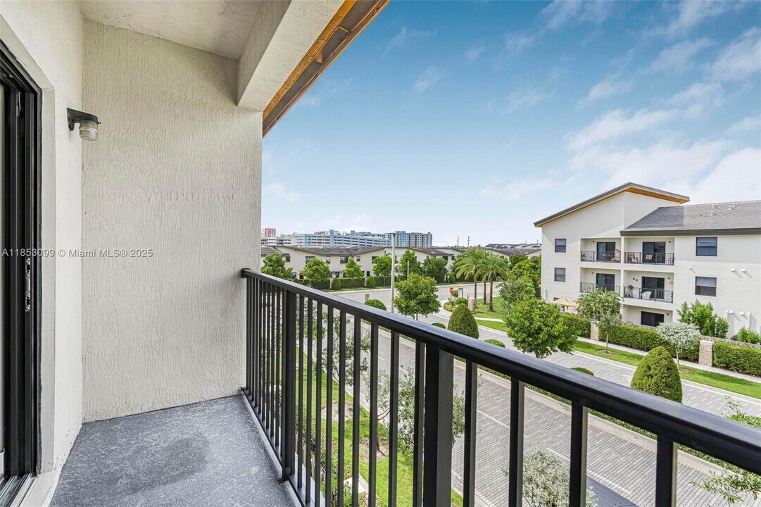 7865 NW 104th Ave in Doral, FL - Building Photo