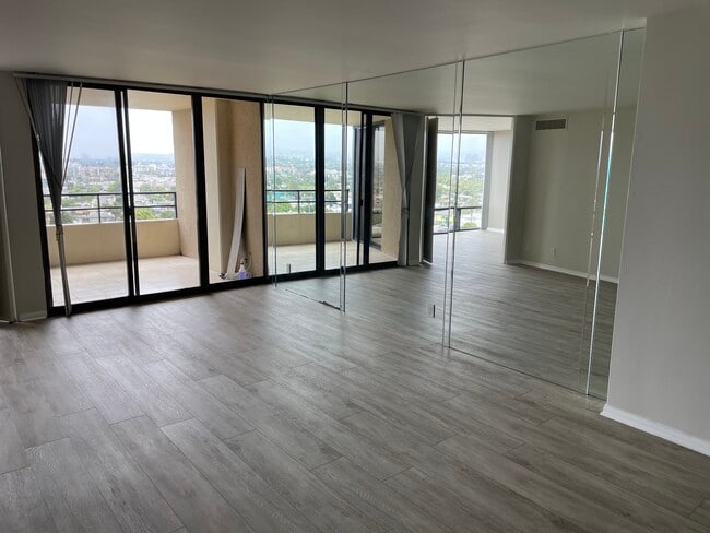 4337 Marina City Dr, Unit 843 in Marina Del Rey, CA - Building Photo - Building Photo