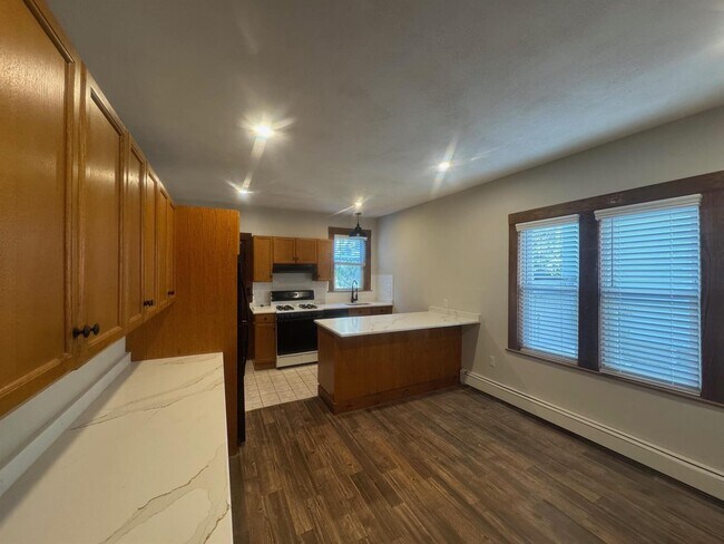 29 Frederick Ave, Unit 1 in Medford, MA - Building Photo - Building Photo
