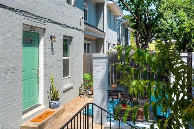 6211 Manor Rd in Austin, TX - Building Photo - Building Photo