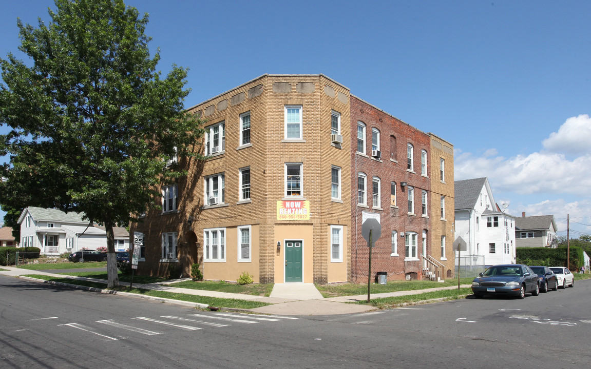 75-77 Oak St in New Britain, CT - Building Photo