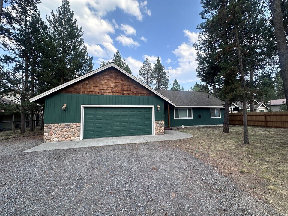 55926 Black Duck Rd in Bend, OR - Building Photo