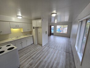 526 N 8th St in Klamath Falls, OR - Foto de edificio - Building Photo