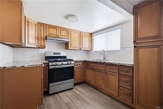 1033 E 57th St in Los Angeles, CA - Foto de edificio - Building Photo