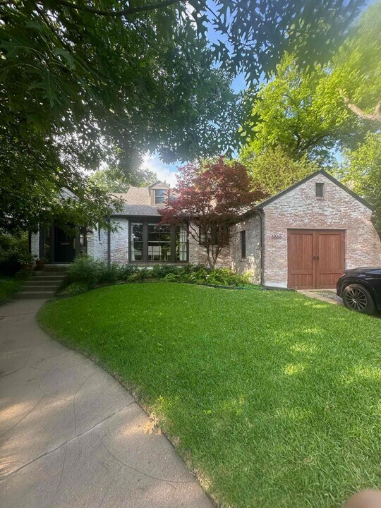 6866 Lorna Ln in Dallas, TX - Building Photo