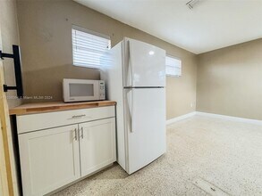 2815 NW 88th St, Unit 3 in Miami, FL - Building Photo - Building Photo