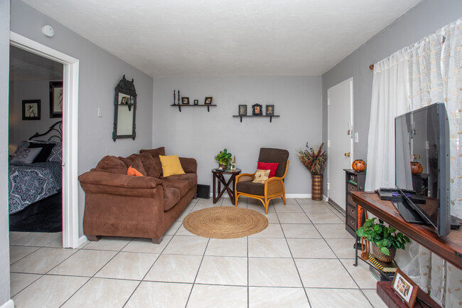 Ashton Park Apartments in Tallahassee, FL - Foto de edificio - Interior Photo