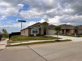 3916 Ridgeway Ln in Lantana, TX - Building Photo