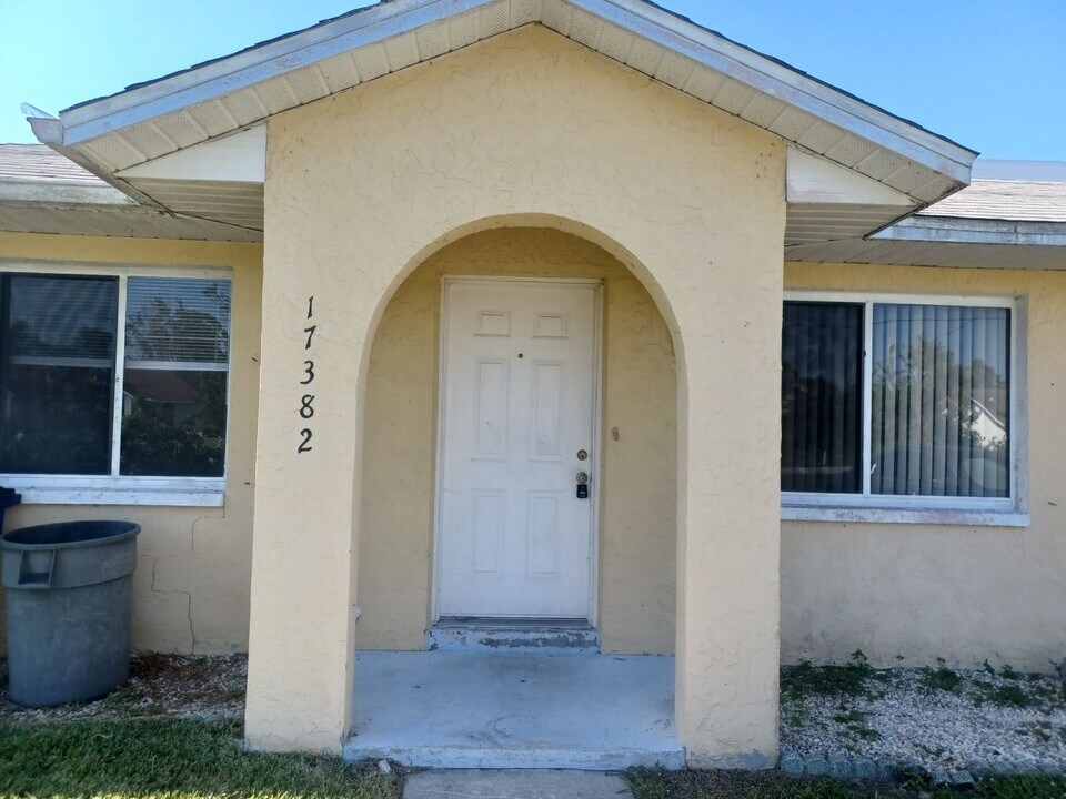 17382 W Carnegie Cir in Ft. Myers, FL - Building Photo
