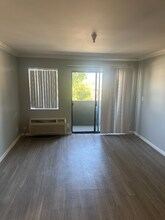 5811 Tujunga Ave in Los Angeles, CA - Foto de edificio - Building Photo