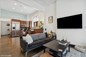 64 W Superior St in Chicago, IL - Building Photo - Building Photo
