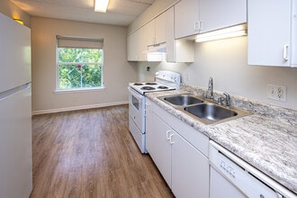 Jaguar Plaza in Baton Rouge, LA - Building Photo - Interior Photo