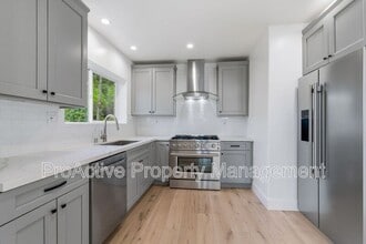 2409 Yorkshire Dr in Los Angeles, CA - Foto de edificio - Building Photo