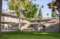 Charleston Square Gardens in Anaheim, CA - Foto de edificio - Building Photo