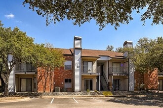 Centennial Place Apartments in Austin, TX - Foto de edificio - Building Photo