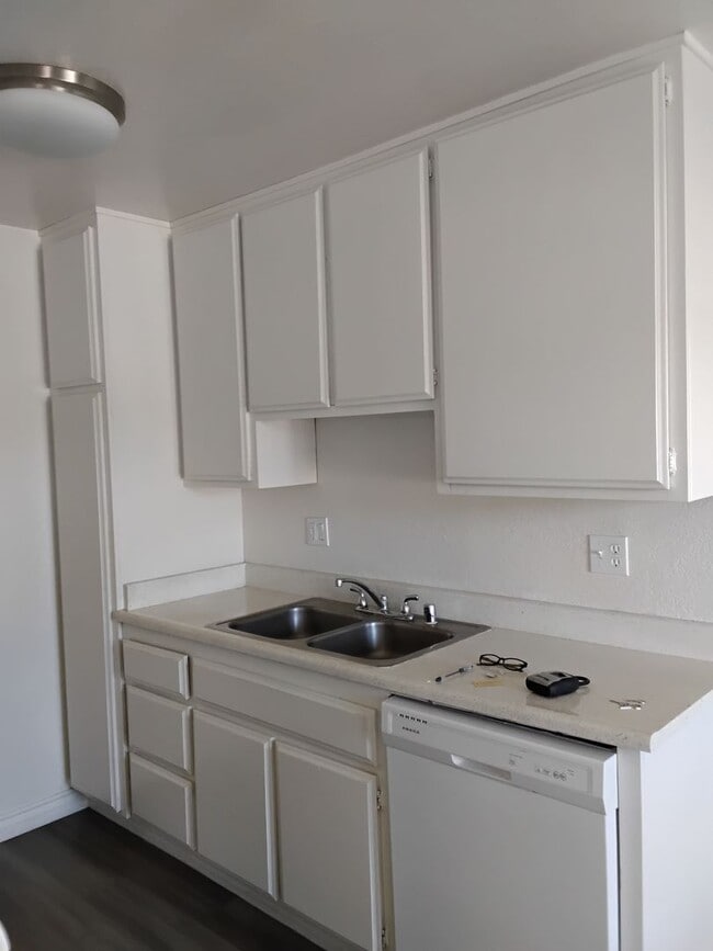 Singer Cedar 9852-54 Cedar in Bellflower, CA - Building Photo - Interior Photo