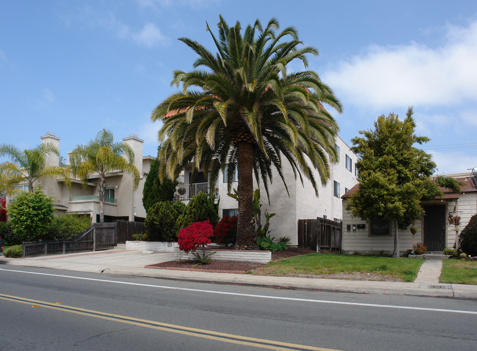 Vista Lago in San Diego, CA - Building Photo