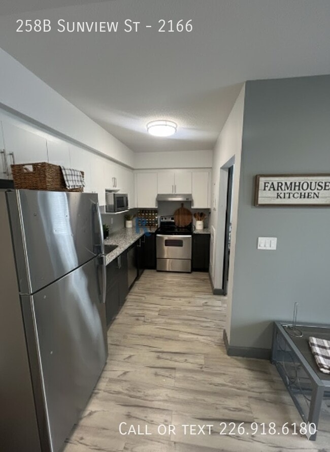 258B Sunview St in Waterloo, ON - Building Photo - Building Photo