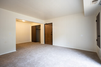 Leonard East Apartments in Grand Rapids, MI - Building Photo - Interior Photo