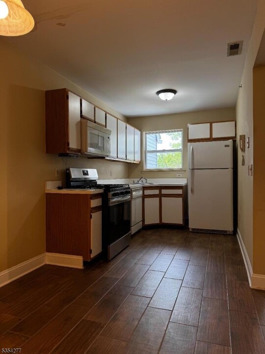 388 Keswick Dr in Piscataway, NJ - Building Photo