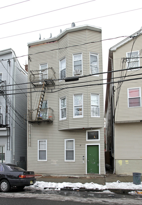 19 Jackson St in Passaic, NJ - Building Photo