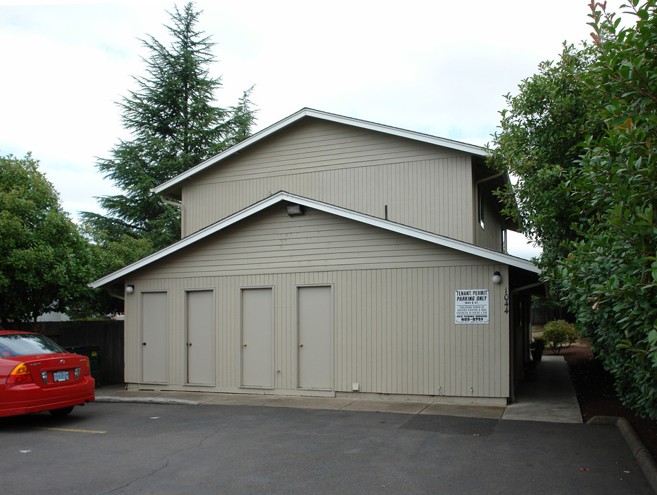 1044 Q St in Springfield, OR - Building Photo