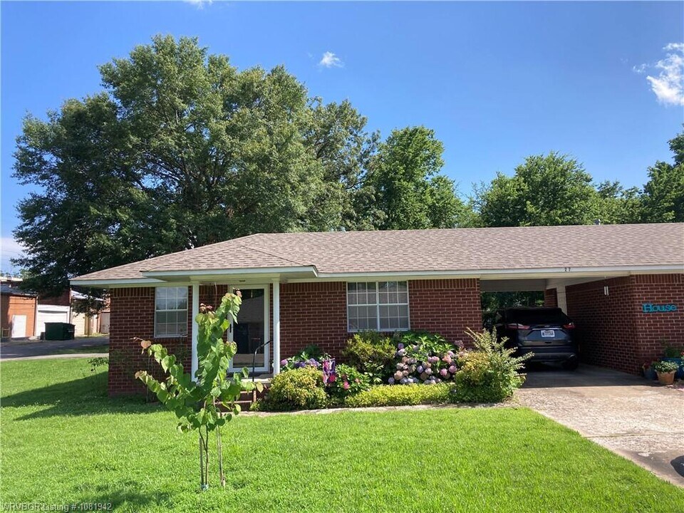 27 W 4th St in Mulberry, AR - Building Photo