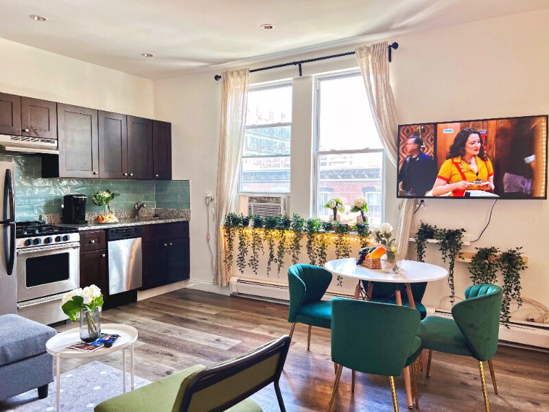 2402 Spruce St in Philadelphia, PA - Building Photo