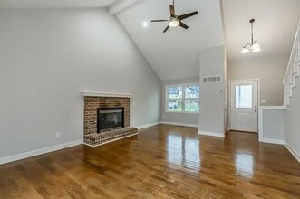 1205 E Sleepy Hollow Dr in Olathe, KS - Foto de edificio - Building Photo