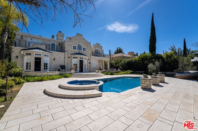 property at 2387 Stratford Cir