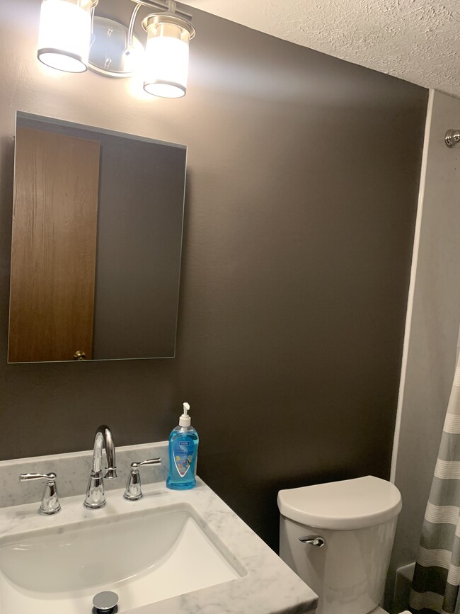 1680 Cedarwood Dr in Westlake, OH - Foto de edificio - Building Photo