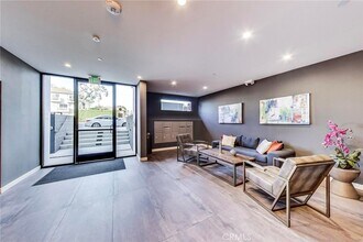 11616 Burbank Blvd in Los Angeles, CA - Building Photo - Building Photo