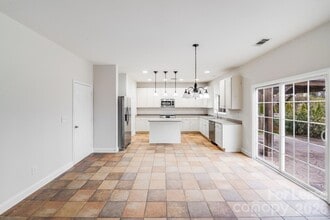 9710 Rocky Ford Rd in Charlotte, NC - Foto de edificio - Building Photo