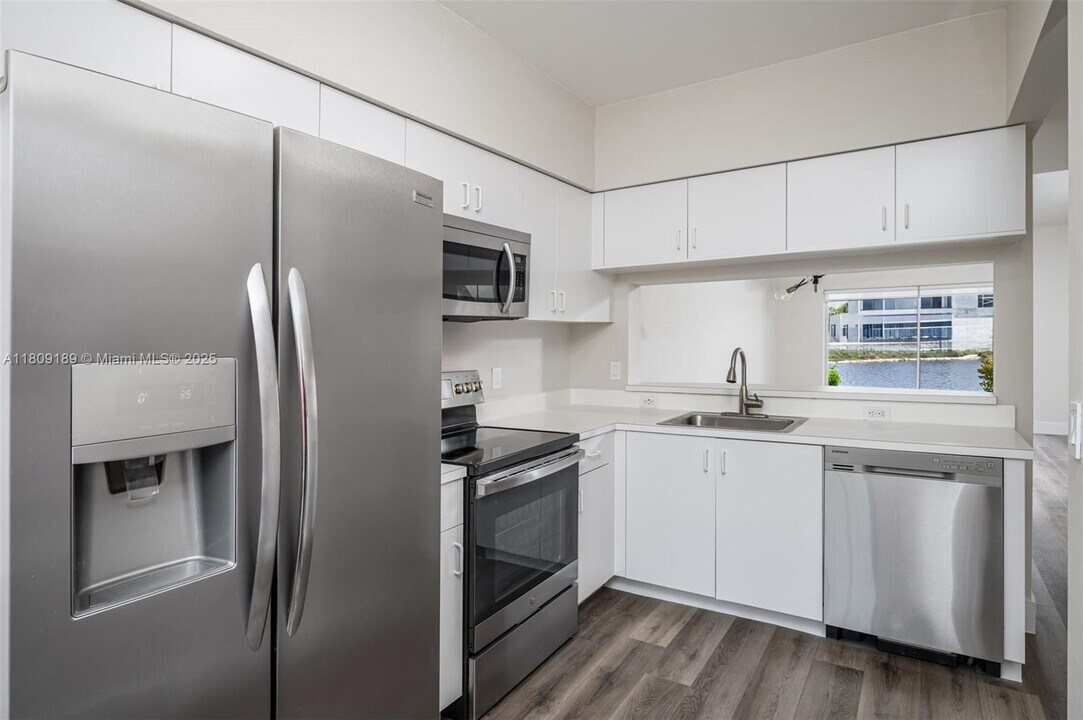 16795 Hemingway Dr in Weston, FL - Building Photo