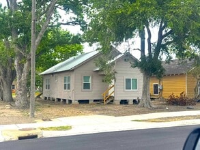 907 E Jackson St in El Campo, TX - Building Photo - Building Photo