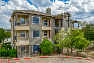 Stoneleigh Condominiums in Austin, TX - Foto de edificio - Primary Photo