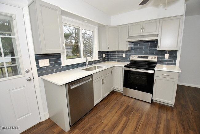 49 Delafield Dr in Colonie, NY - Building Photo - Building Photo