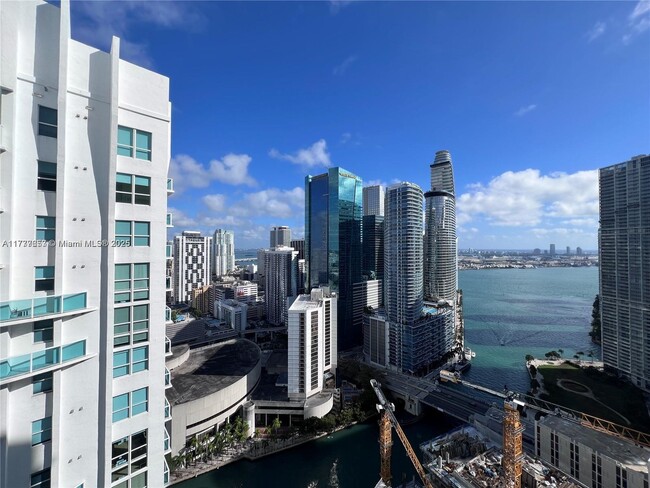 41 SE 5th St in Miami, FL - Foto de edificio - Building Photo