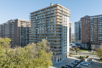 Eiffel Tower in Hackensack, NJ - Foto de edificio - Building Photo
