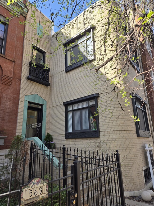 565 W Arlington Pl