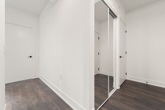 2460 Old Bronte Rd in Oakville, ON - Building Photo - Building Photo
