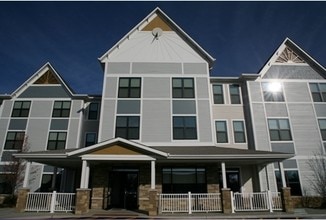 Lakefront Residences at Grayslake in Grayslake, IL - Building Photo - Building Photo