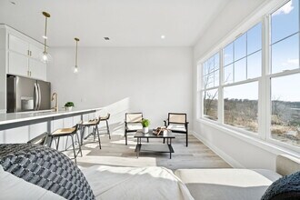 2213 Lebanon Dr in McKeesport, PA - Foto de edificio - Building Photo