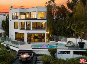 8308 Grand View Dr in Los Angeles, CA - Building Photo