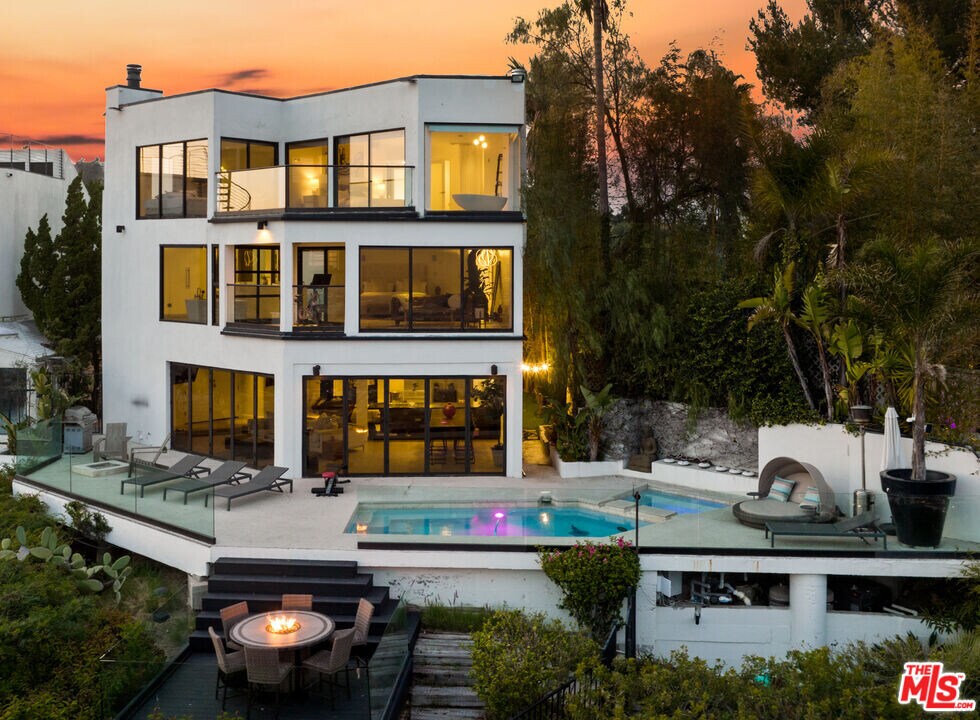 8308 Grand View Dr in Los Angeles, CA - Foto de edificio